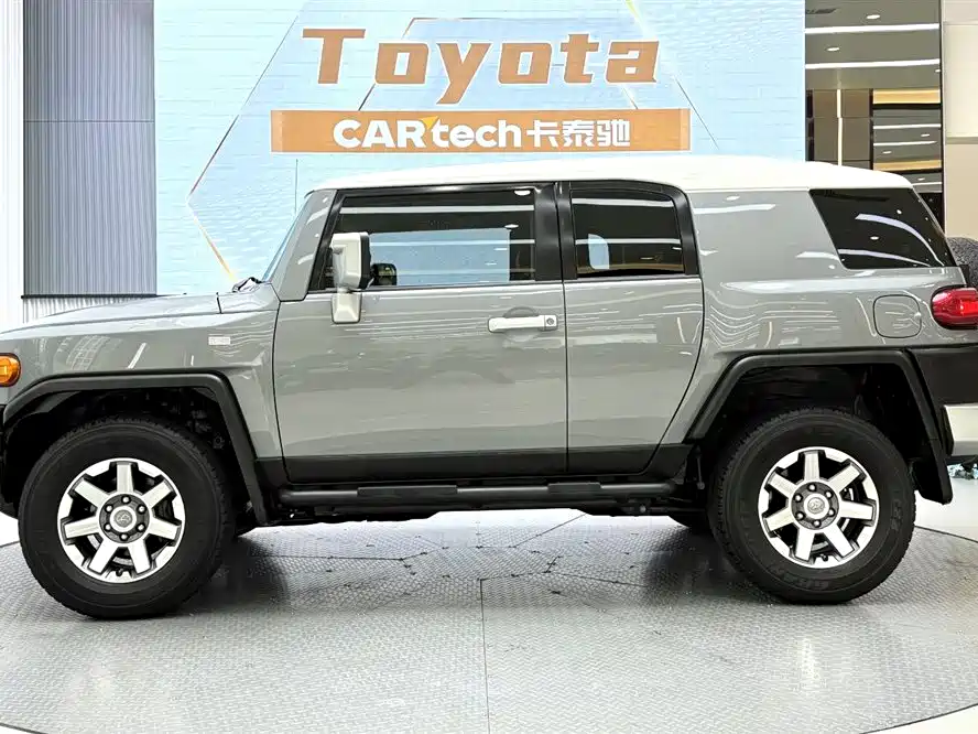 Toyota FJ Cruiser — фото 4