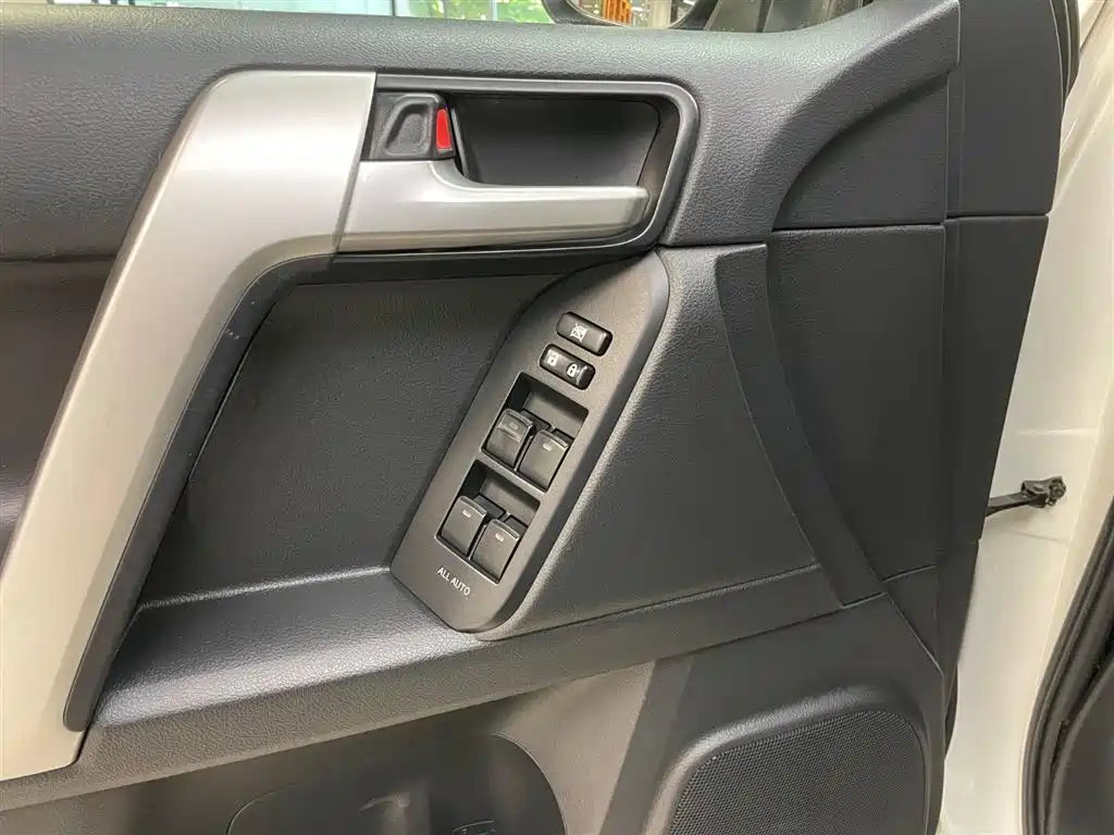 Toyota Prado — фото 10
