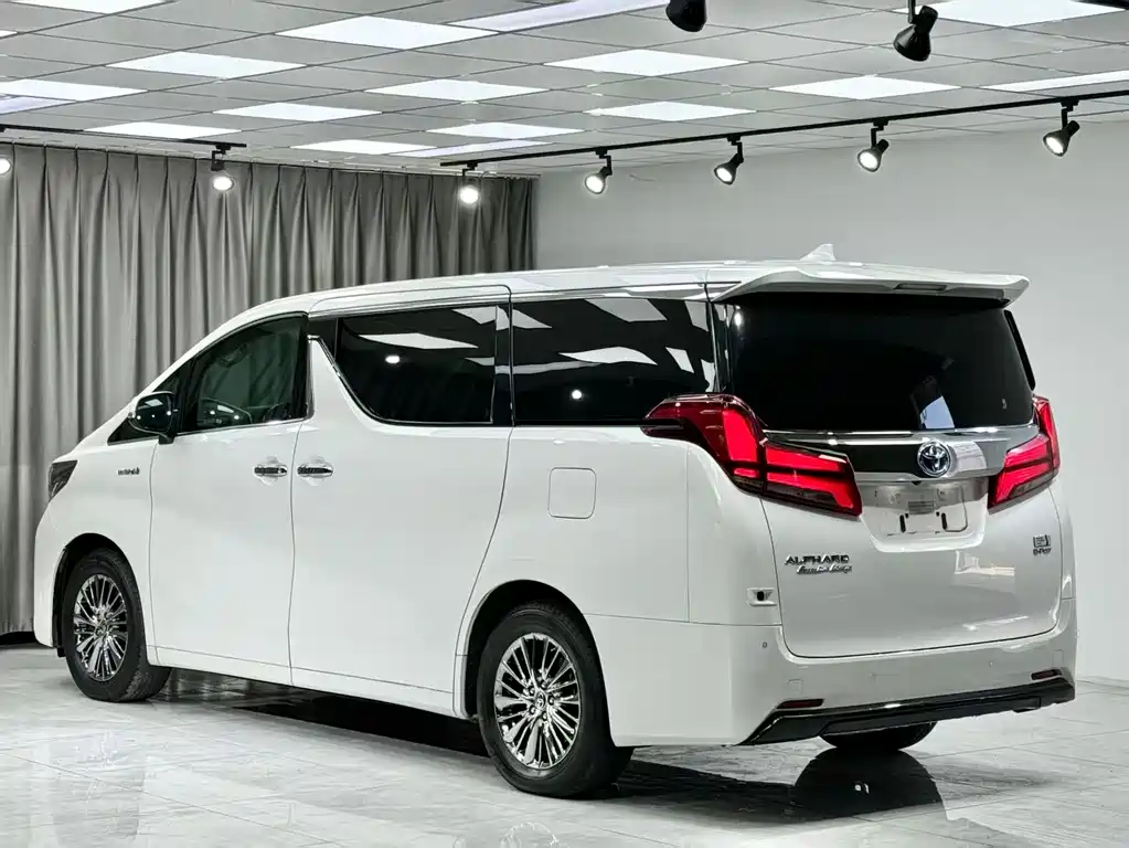 Toyota Alphard — фото 11