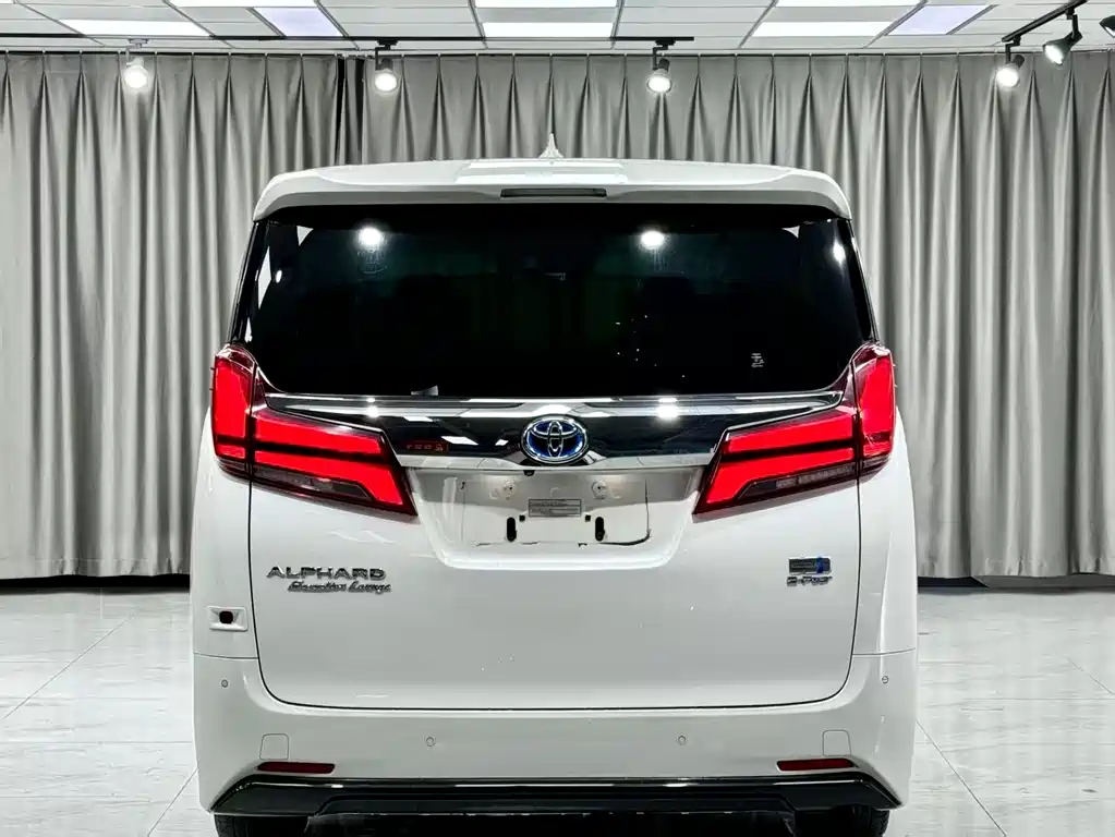 Toyota Alphard — фото 12