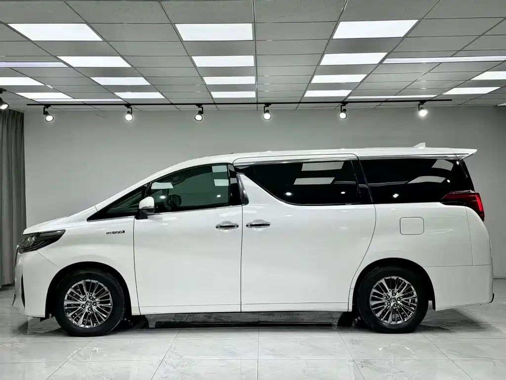 Toyota Alphard — фото 3