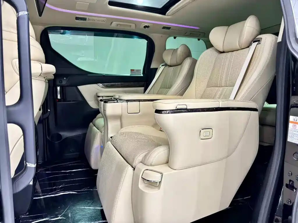 Toyota Alphard — фото 4