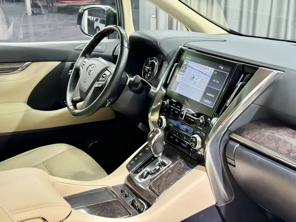 Toyota Alphard — фото 7
