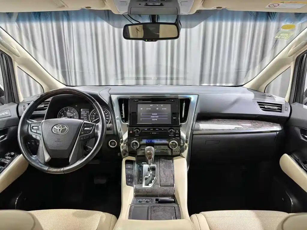Toyota Alphard — фото 8