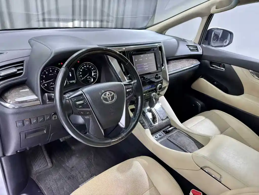 Toyota Alphard — фото 9