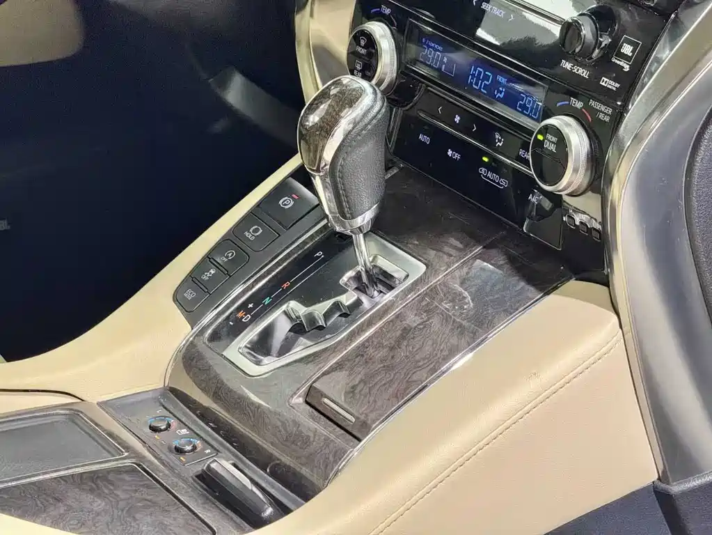 Toyota Alphard — фото 10
