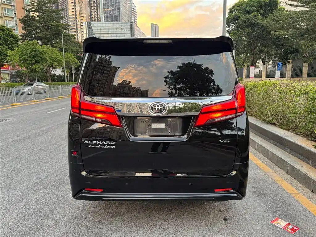 Toyota Alphard — фото 11