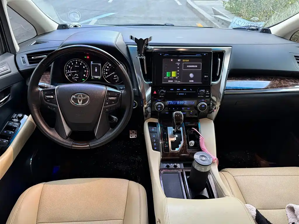 Toyota Alphard — фото 5