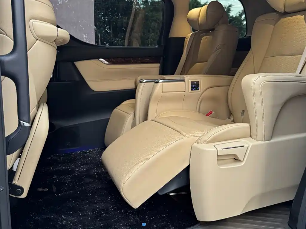 Toyota Alphard — фото 6