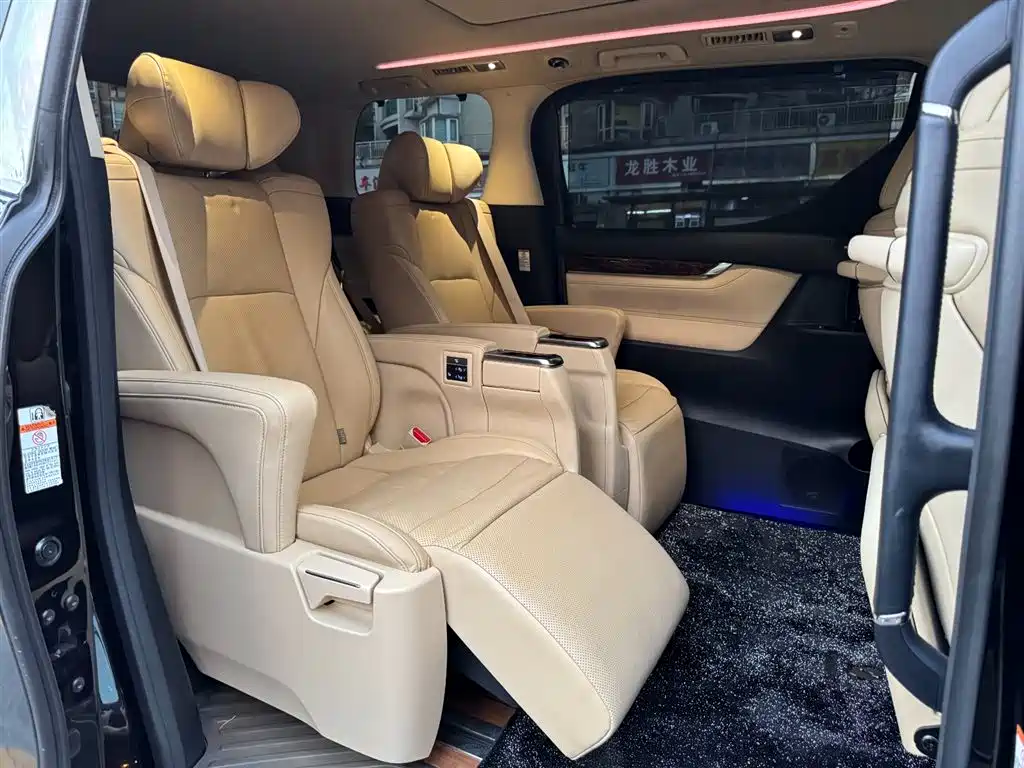 Toyota Alphard — фото 8