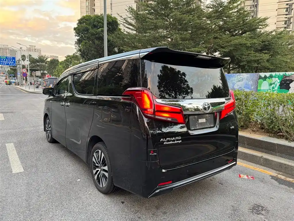 Toyota Alphard — фото 10