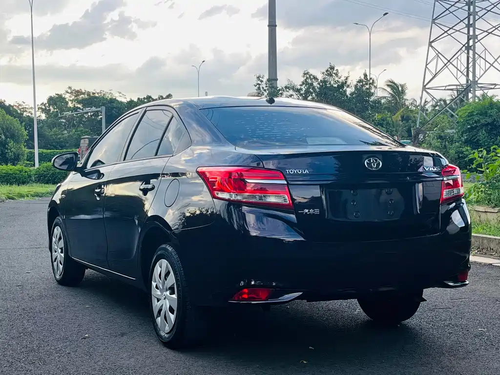 Toyota Vios — фото 4