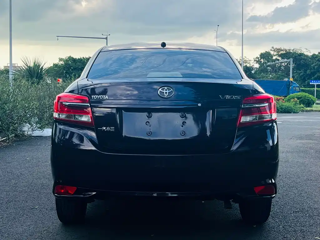 Toyota Vios — фото 5