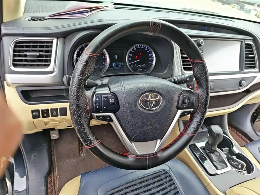 Toyota Highlander — фото 11