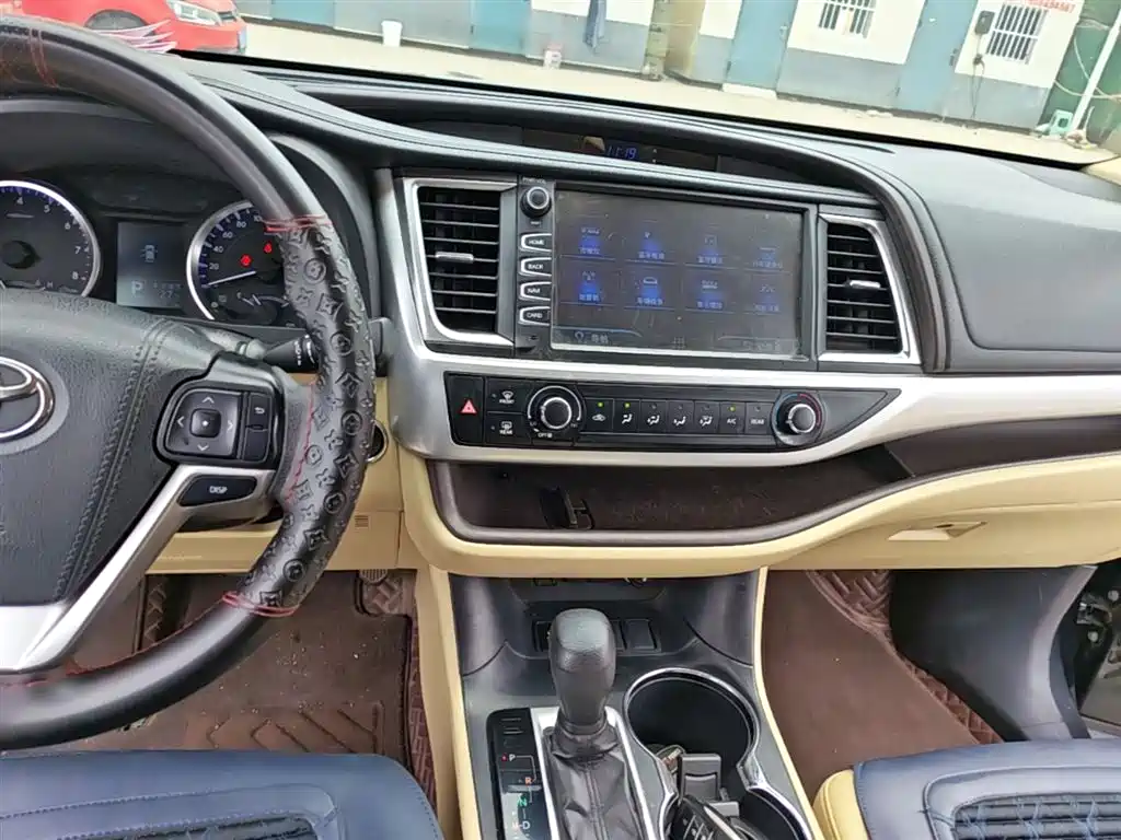 Toyota Highlander — фото 13