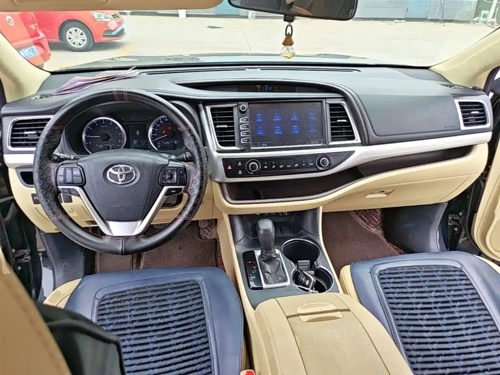 Toyota Highlander — фото 10