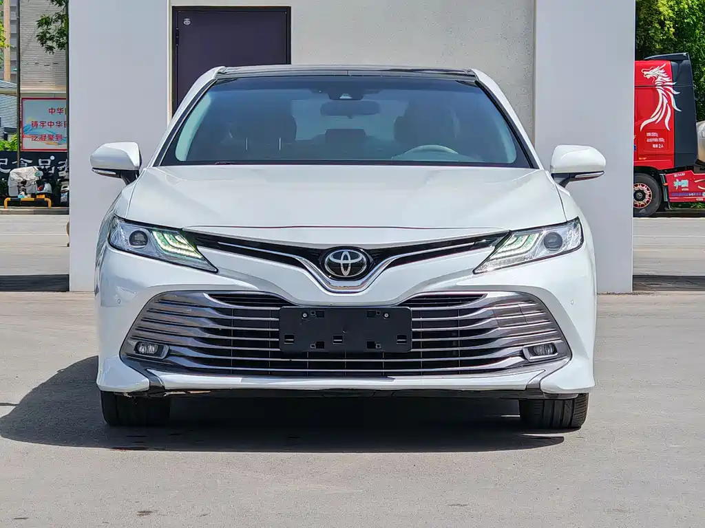 Toyota Camry — фото 2