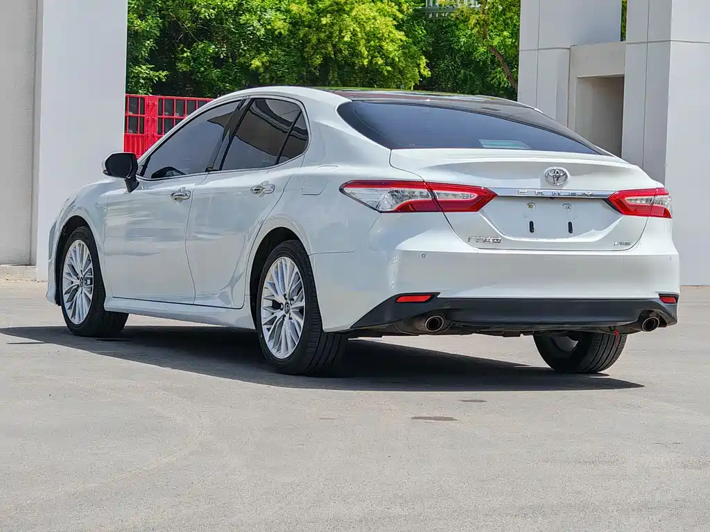 Toyota Camry — фото 11