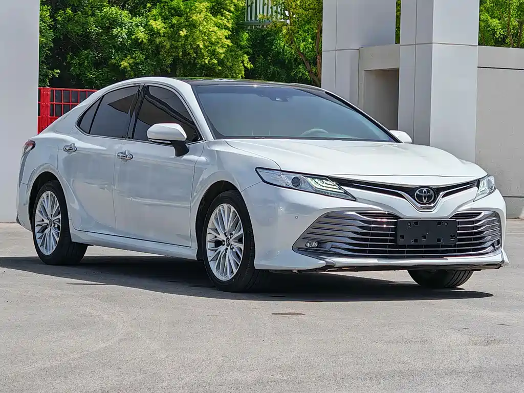 Toyota Camry — фото 3