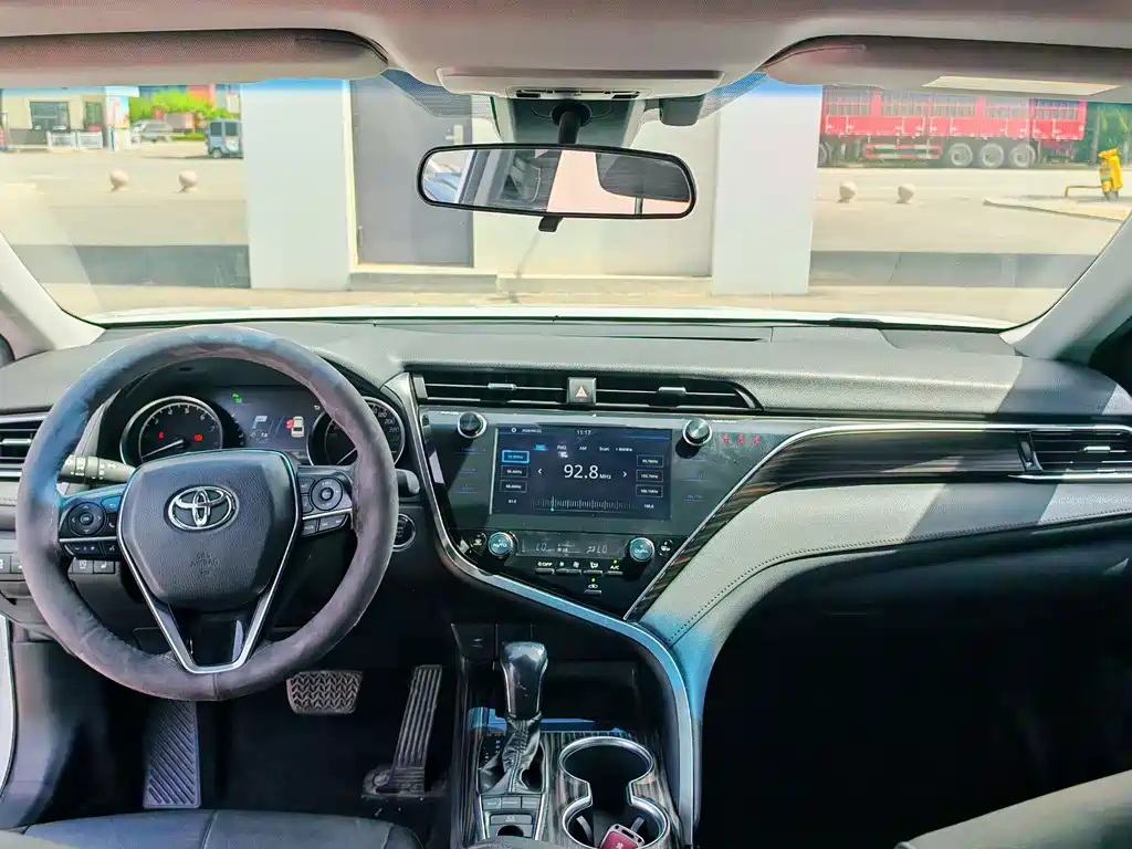 Toyota Camry — фото 5