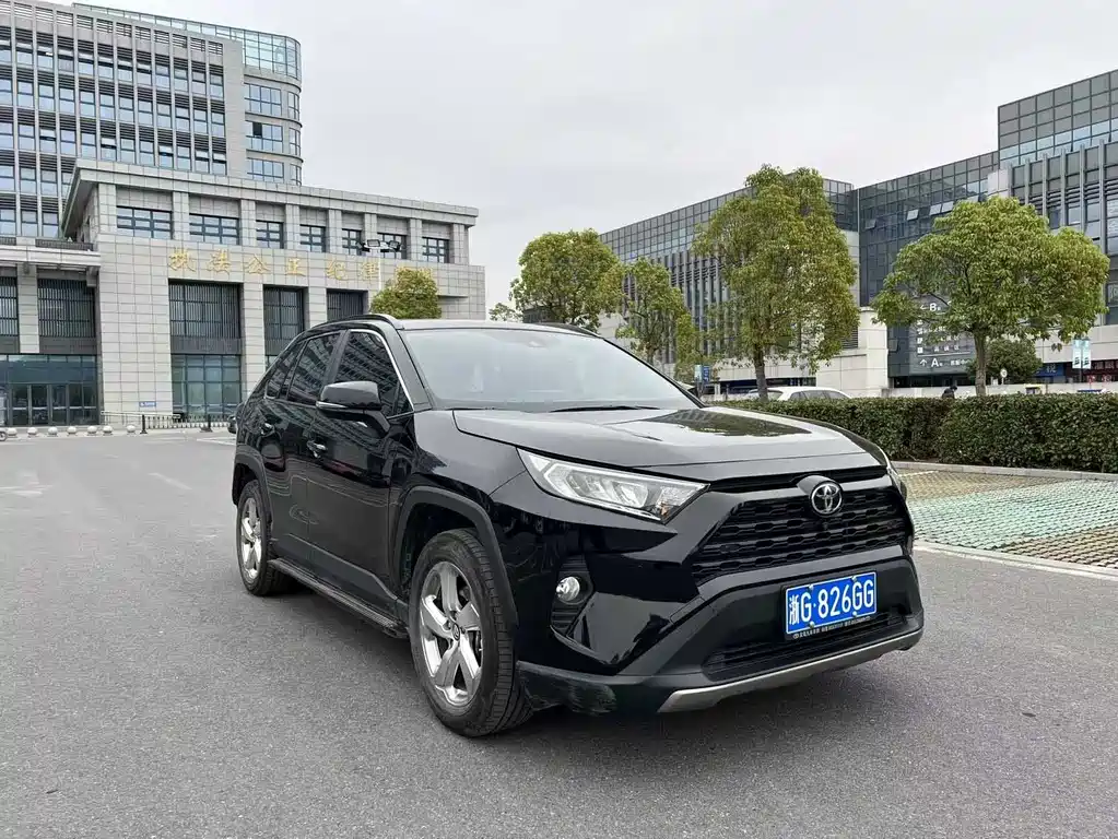 Toyota RAV4 — фото 3