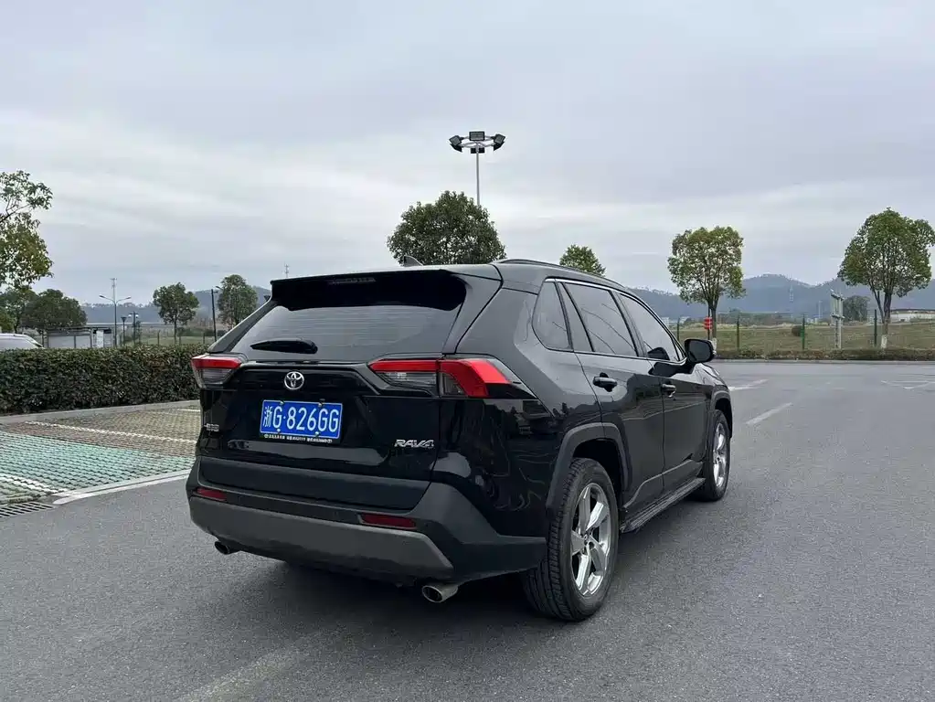 Toyota RAV4 — фото 5