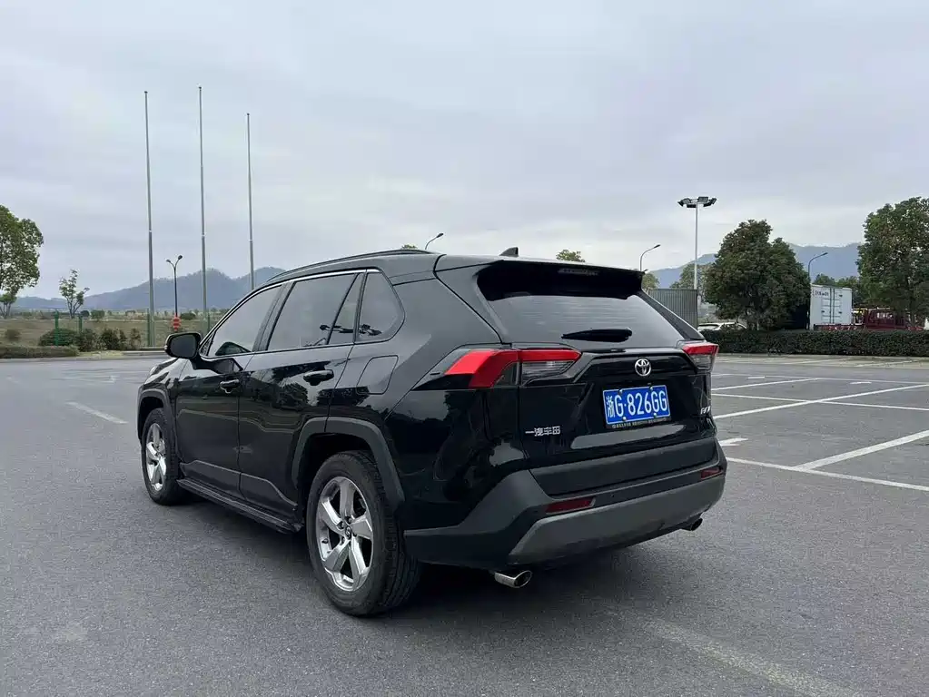 Toyota RAV4 — фото 6