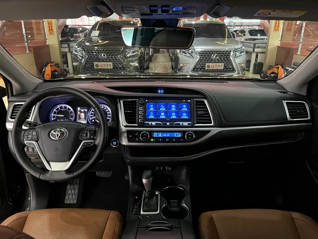 Toyota Highlander — фото 11