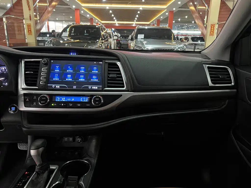 Toyota Highlander — фото 10