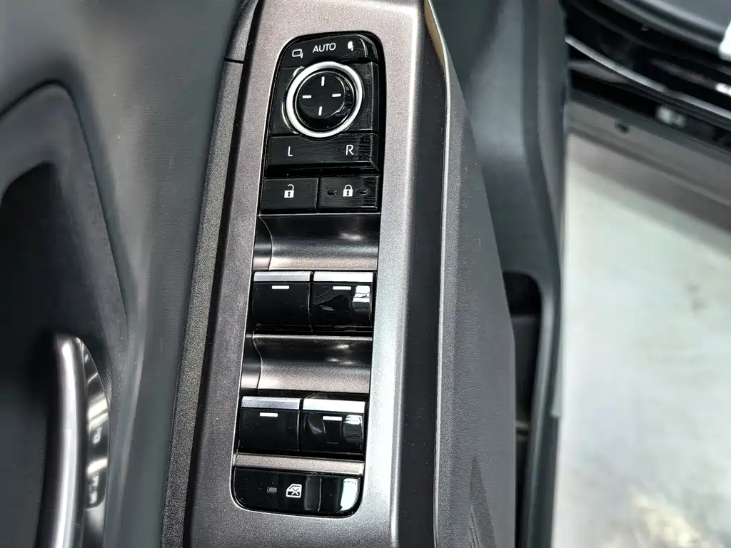 Toyota RAV4 — фото 17