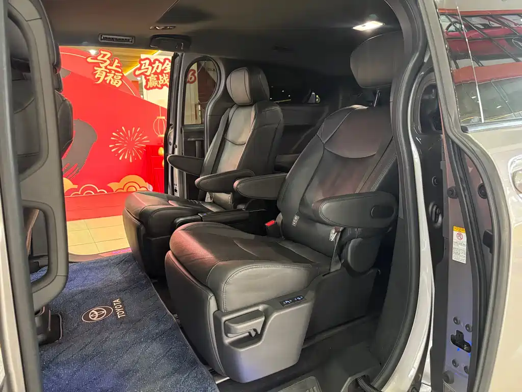 Toyota Sienna — фото 14