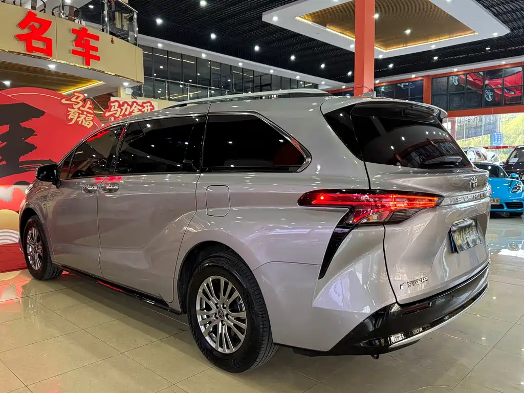 Toyota Sienna — фото 5
