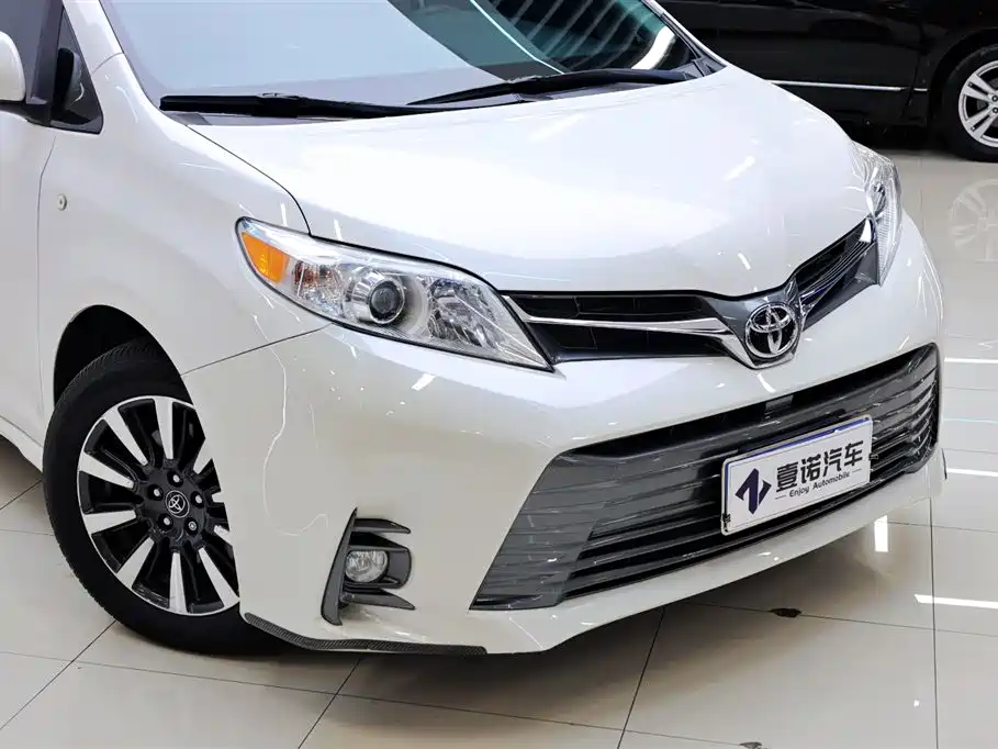 Toyota Sienna — фото 11