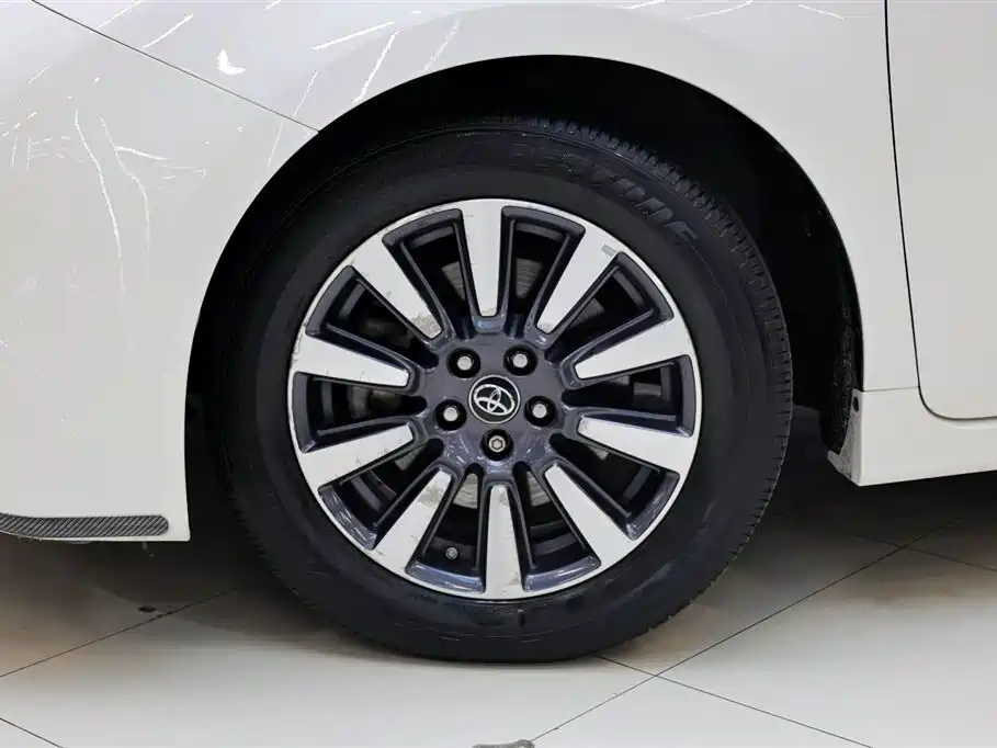 Toyota Sienna — фото 13
