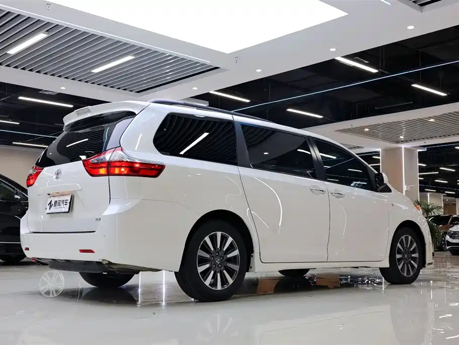 Toyota Sienna — фото 14