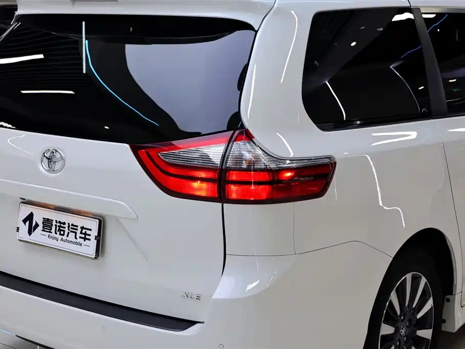 Toyota Sienna — фото 15