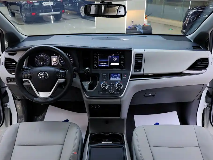 Toyota Sienna — фото 18