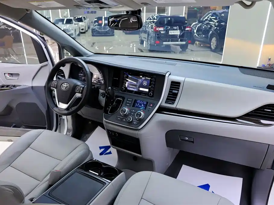 Toyota Sienna — фото 19