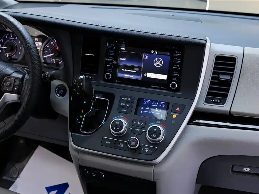 Toyota Sienna — фото 20
