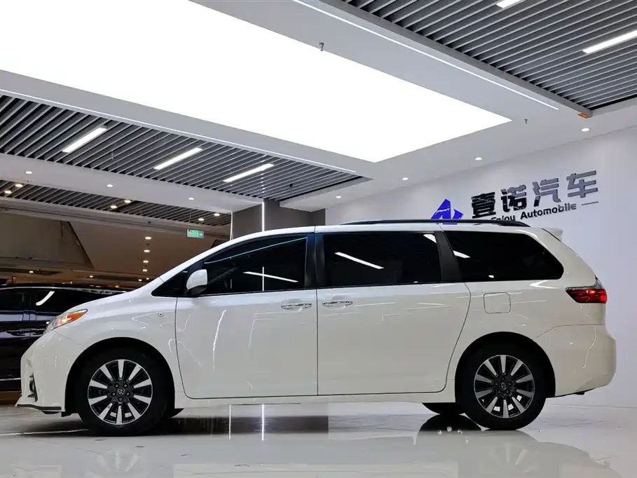 Toyota Sienna — фото 3