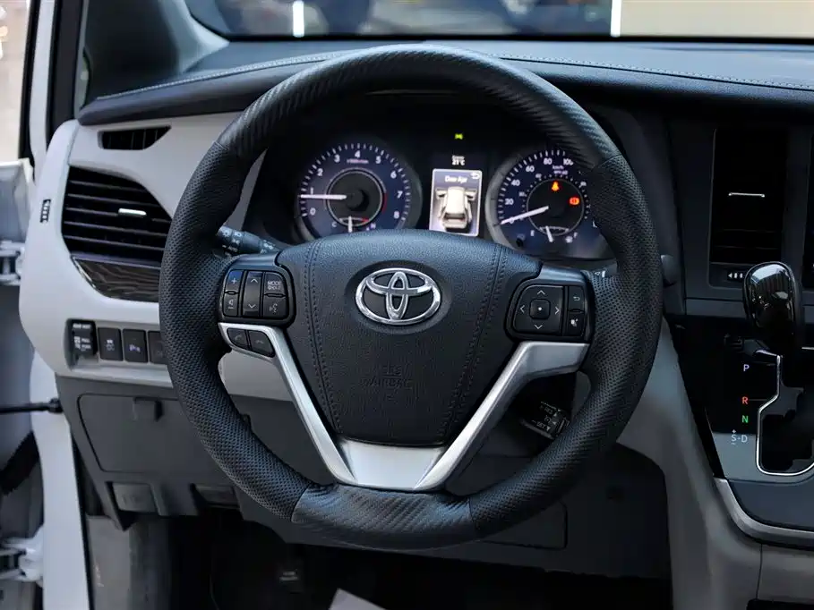 Toyota Sienna — фото 22
