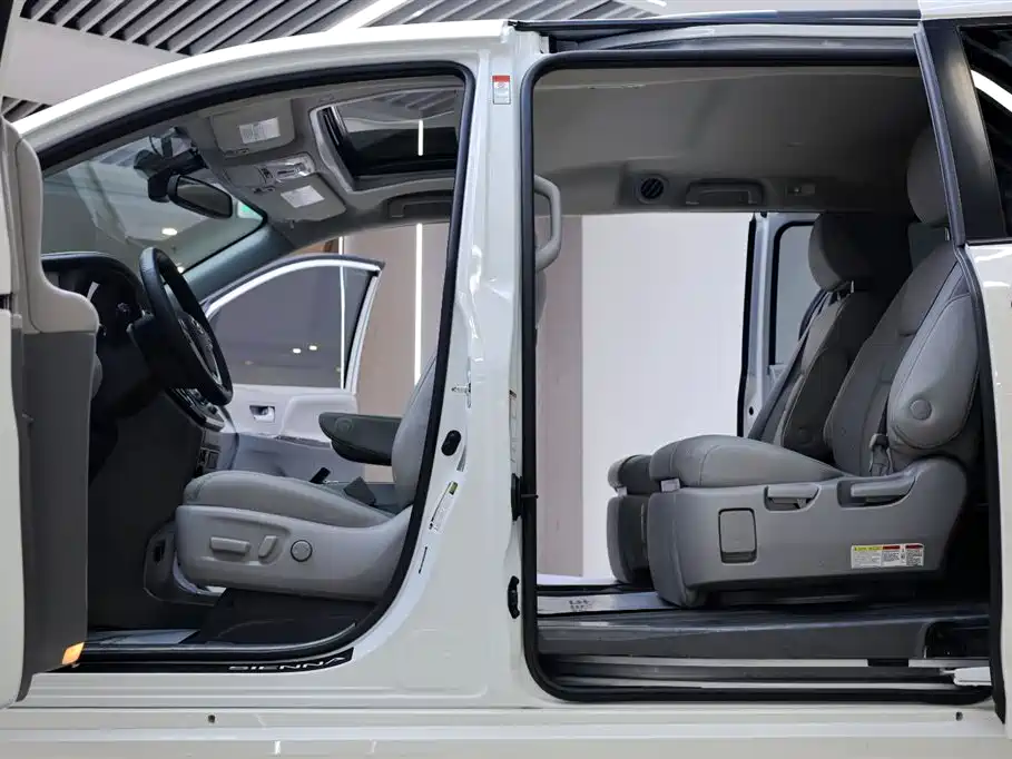 Toyota Sienna — фото 27