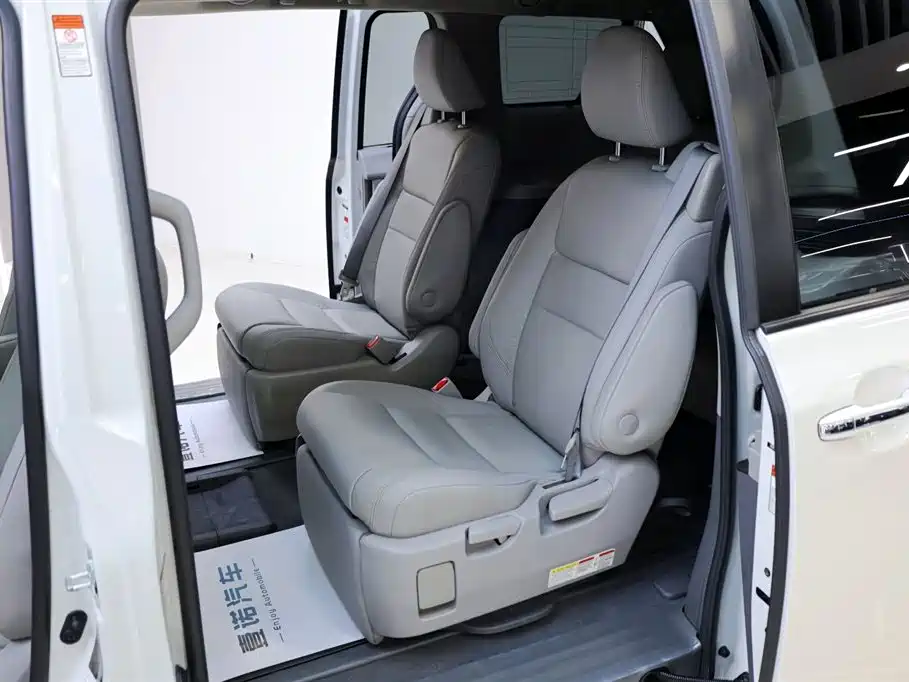 Toyota Sienna — фото 28