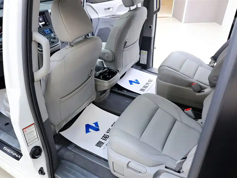 Toyota Sienna — фото 29