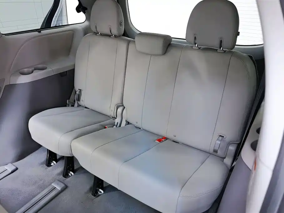 Toyota Sienna — фото 30