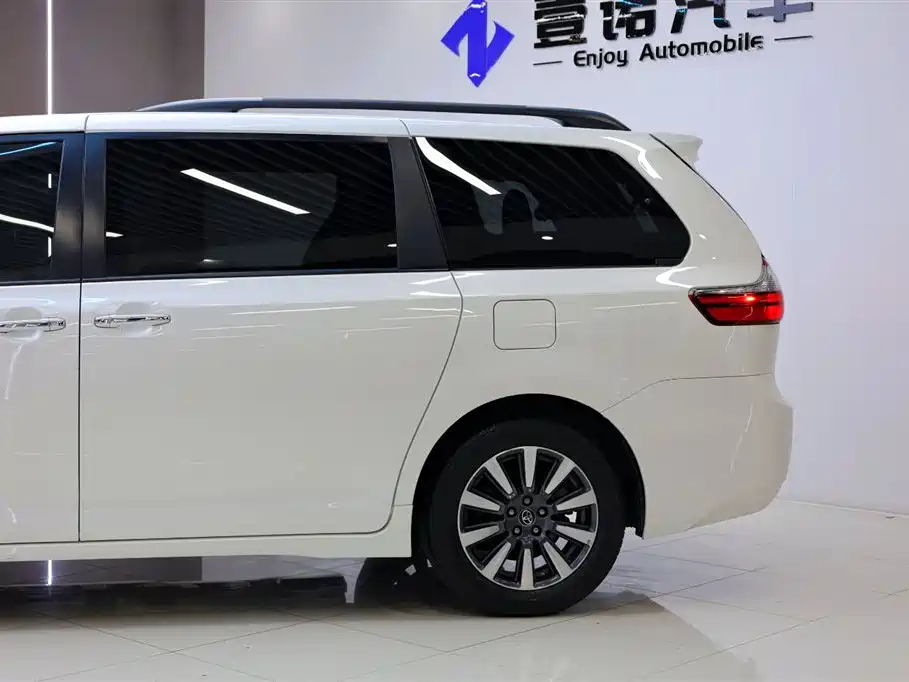 Toyota Sienna — фото 4