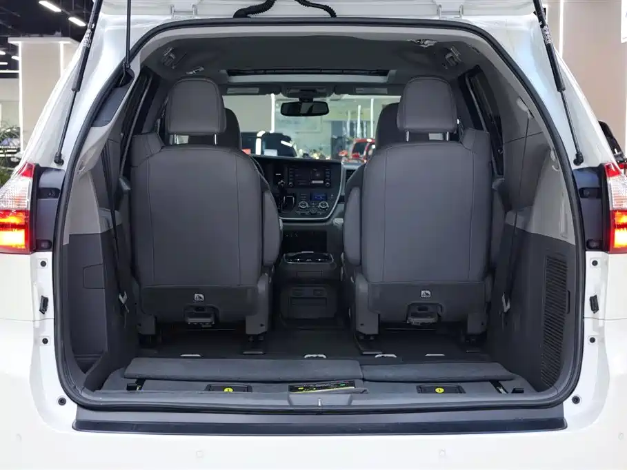 Toyota Sienna — фото 31