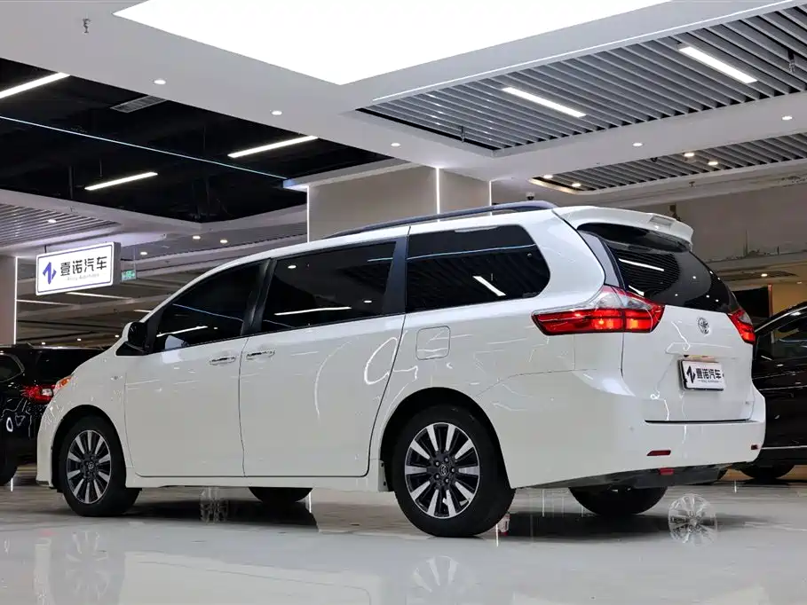 Toyota Sienna — фото 5