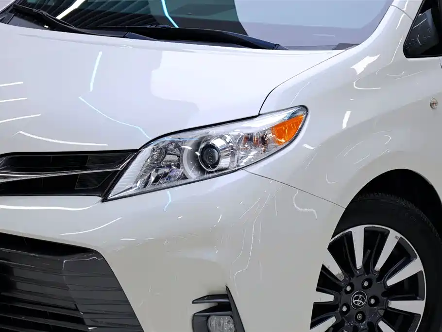 Toyota Sienna — фото 10
