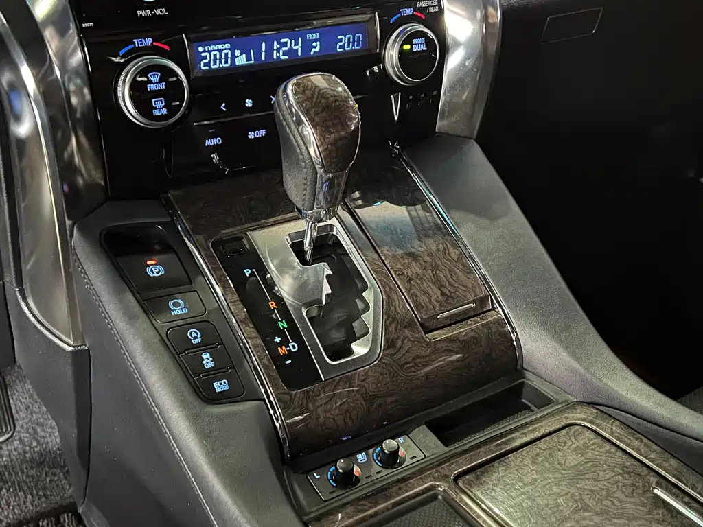 Toyota Alphard — фото 11